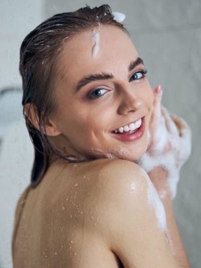 chica bañandose