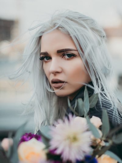 chica con cabello platinado